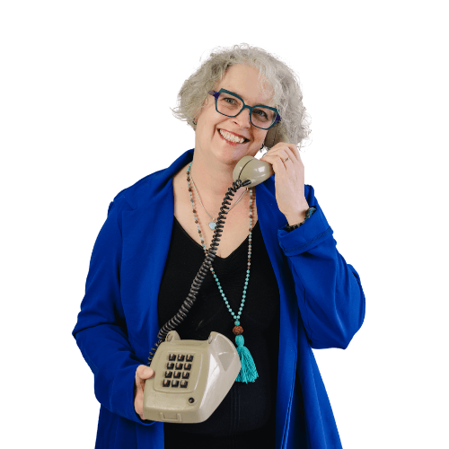 Marjan Crabtree met een ouderwetse telefoonhoorn aan haar oor